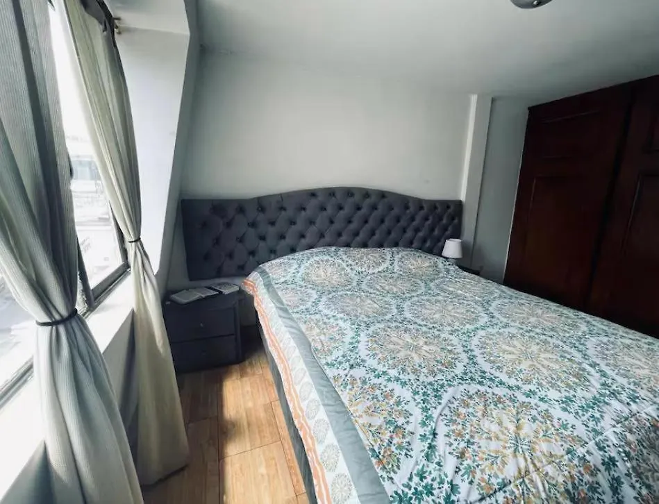Casa De Las Flores Quito Homestay